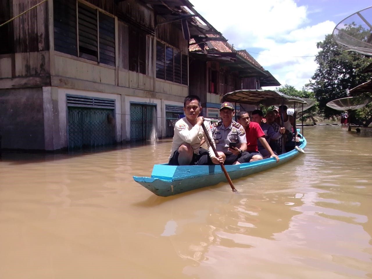 BANTUAN SEMBAKO UNTUK KORBAN BANJIR DESA SEMANGUS BARU DAN SEMANGUS LAMA KEC. MUARA LAKITAN KAB. MUSI RAWAS
